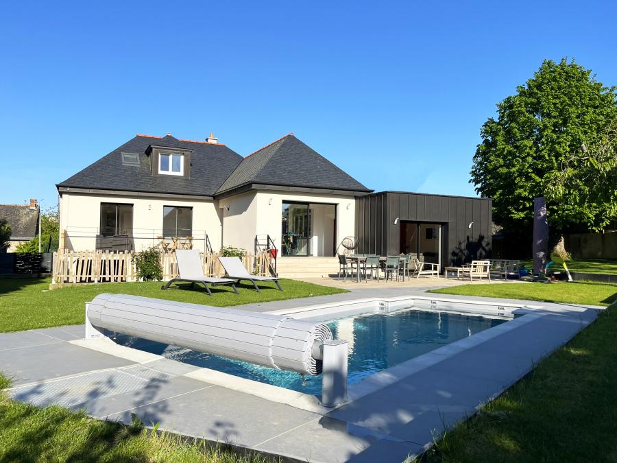 Superbe rénovation d'une maison des années 70 avec extension en zinc