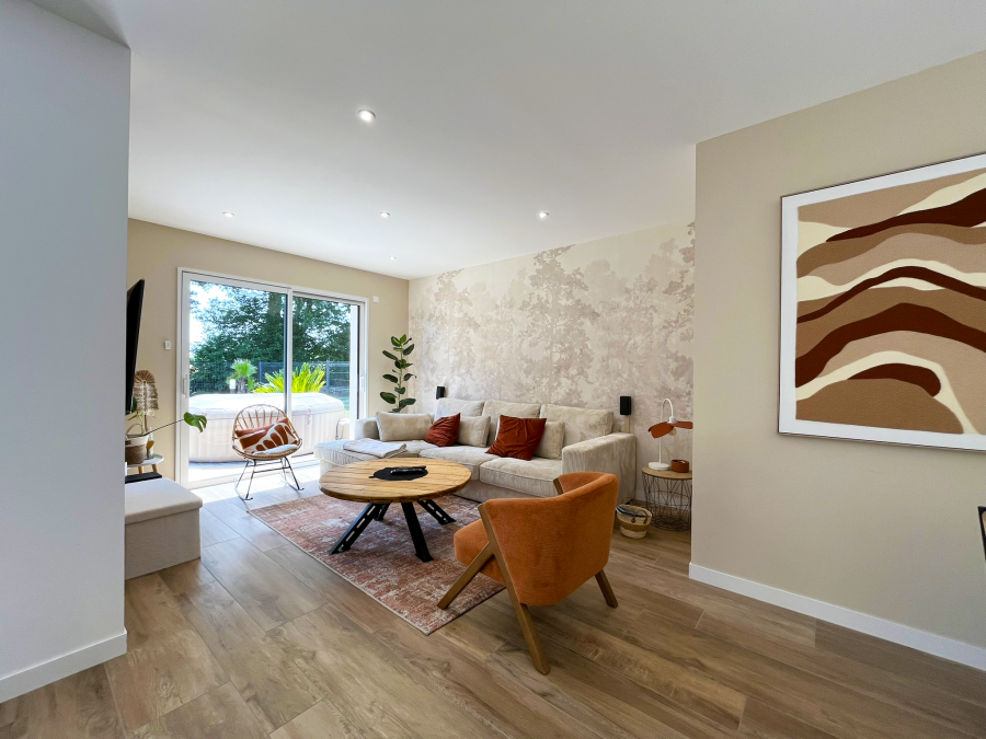 Beau salon aux tons chaleureux