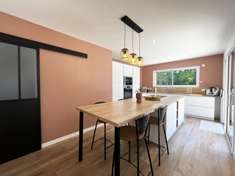 Superbe cuisine aux couleurs chaleureuses