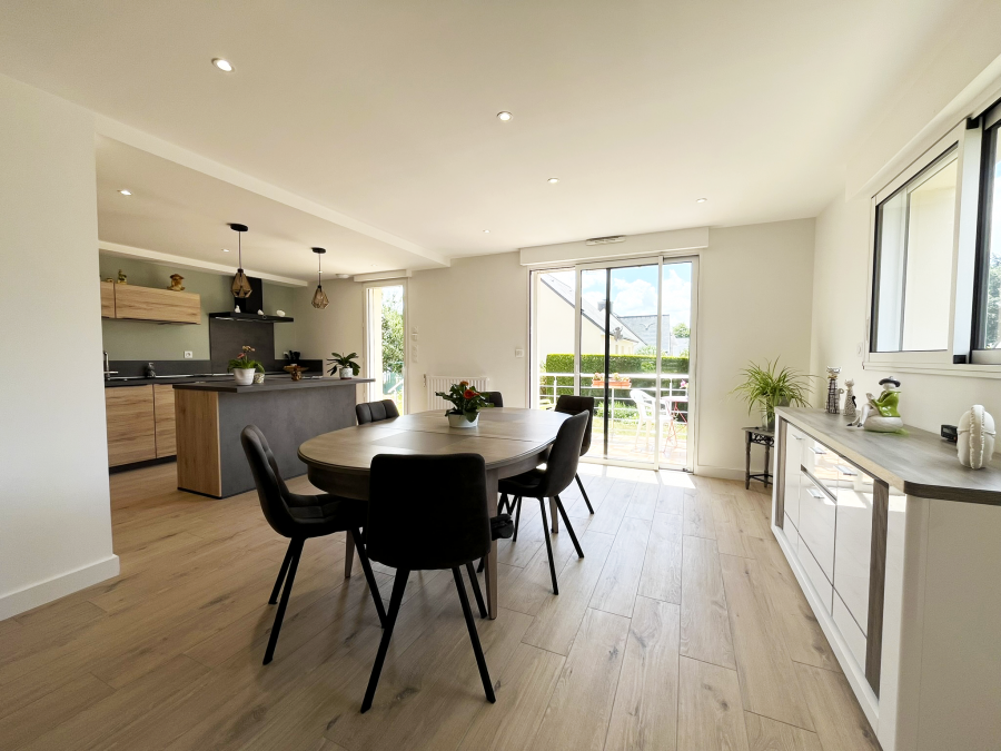 Séjour et cuisine de cette rénovation aux couleurs chaleureuses