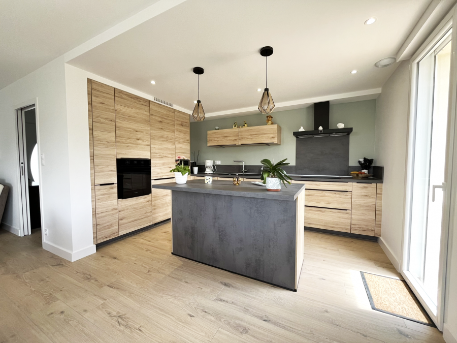 Cuisine après rénovation, des couleurs et matériaux chaleureux et intemporels