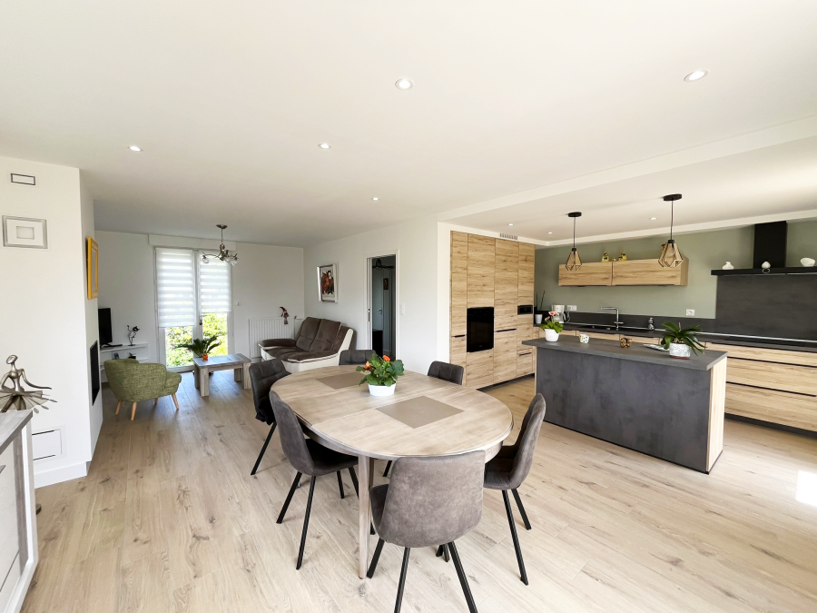 Pièce de vie après rénovation, de beaux espaces et une belle luminosité