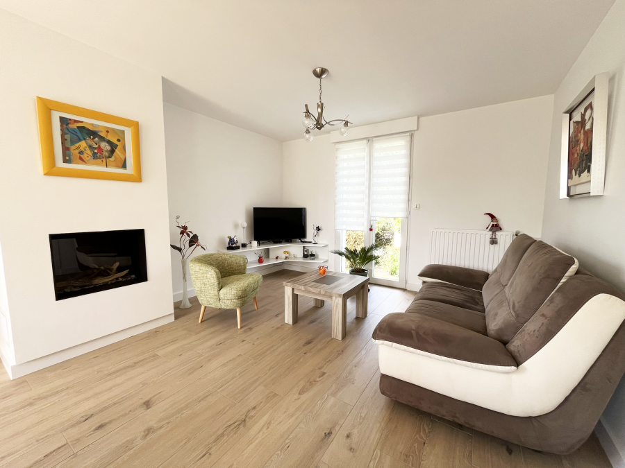 Salon après rénovation, très lumineux et spacieux