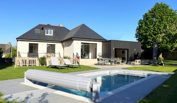 Superbe rénovation d'une maison des années 70 avec extension en zinc